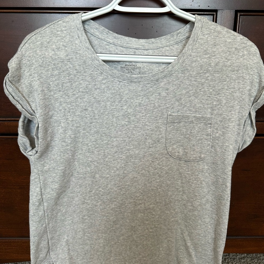 NWOT Light Gray Women’s Short Sleeve Tee w/ front pocket